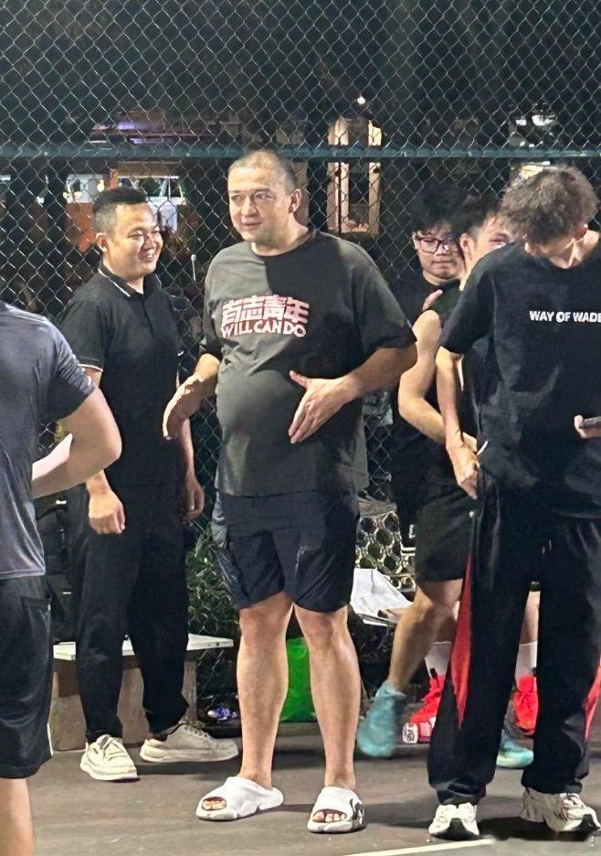 34岁的西热力江近日现身广东野球场，离开CBA一年后这身型有点夸张啊[惊恐]​