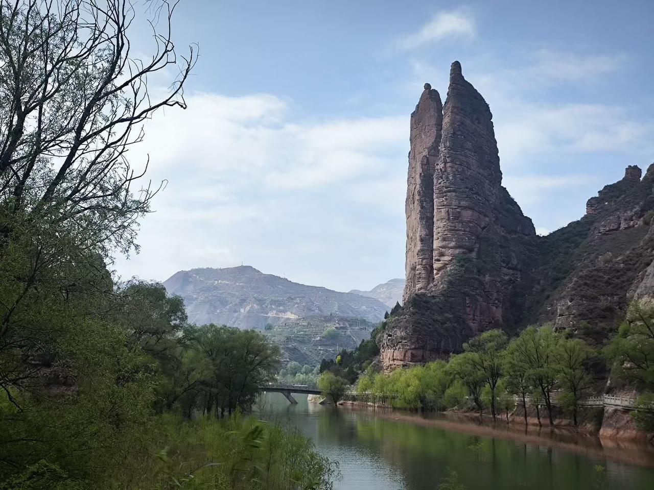 这里太像桂林山水了，但不是，而是大西北一个神秘所在，您知道这是哪里吗？大西北自