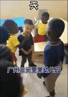 感觉这个中国小孩明显的害怕了！有朝一日我们这片大地上的幼儿园会不会都是这种景象？