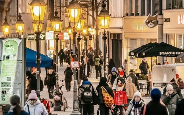 最近德国那边吵翻了天！他们的总理默茨竟然当着全国老百姓的面直接开训，别再懒懒散散