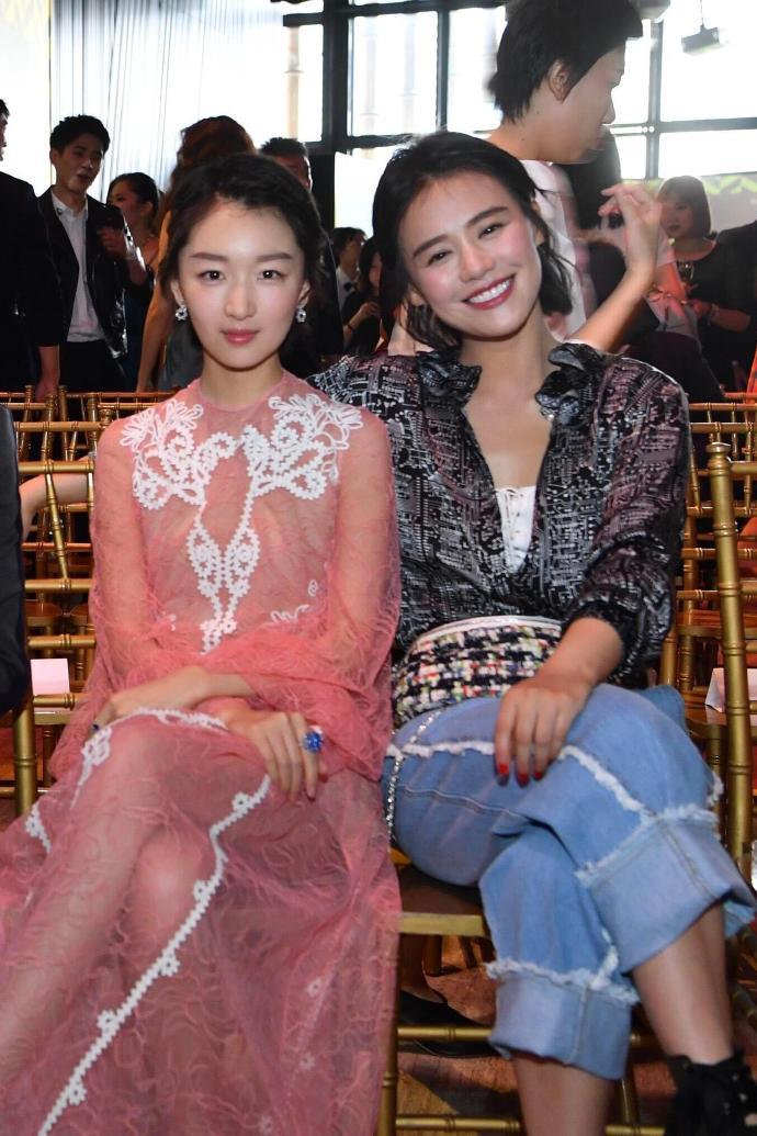 周冬雨和马思纯同框笑的好开心，两个人都没有P国，连妆容都是一样的