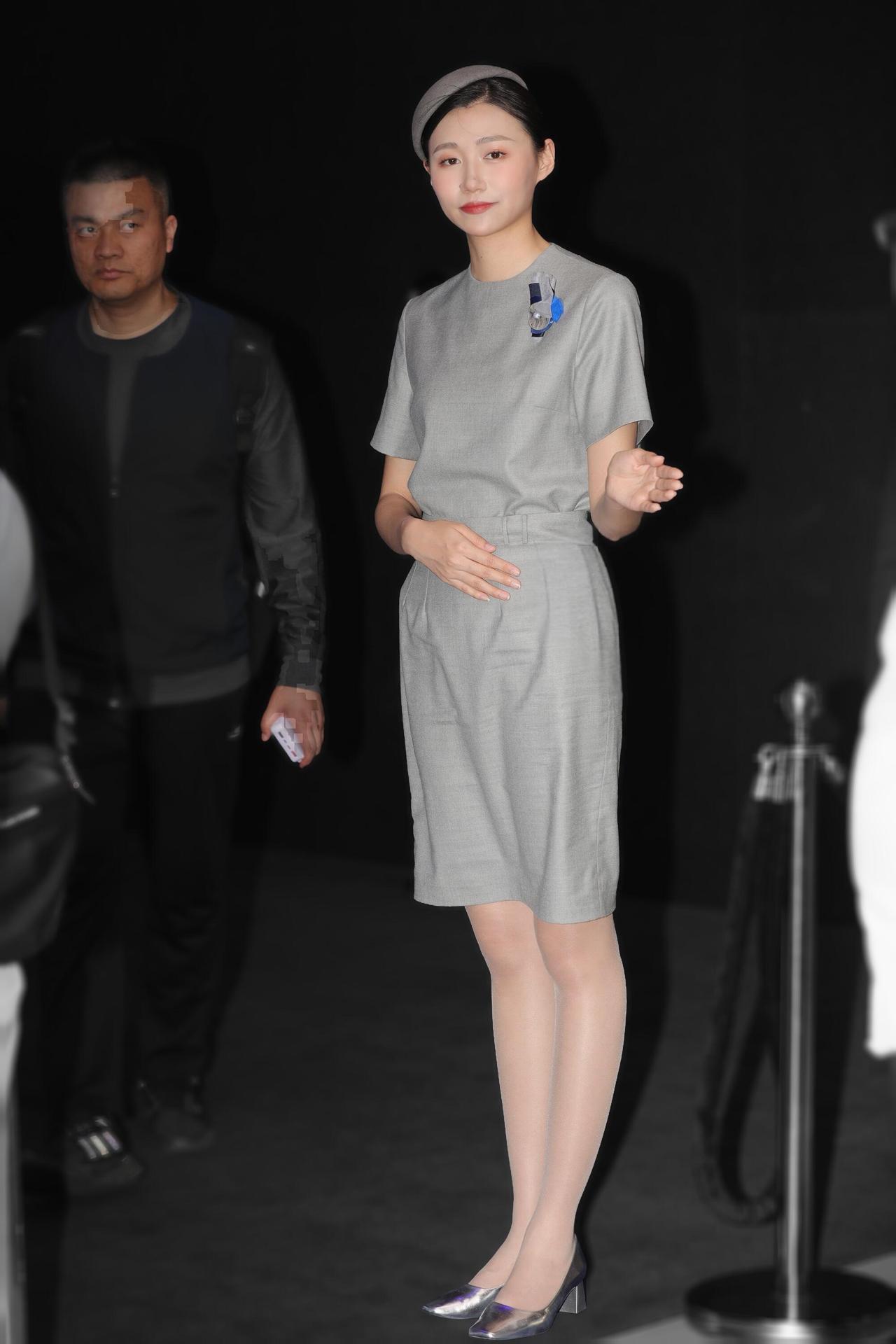 穿丝袜的礼仪小姐，这气质真绝了！烟灰色的职业装怎么样?