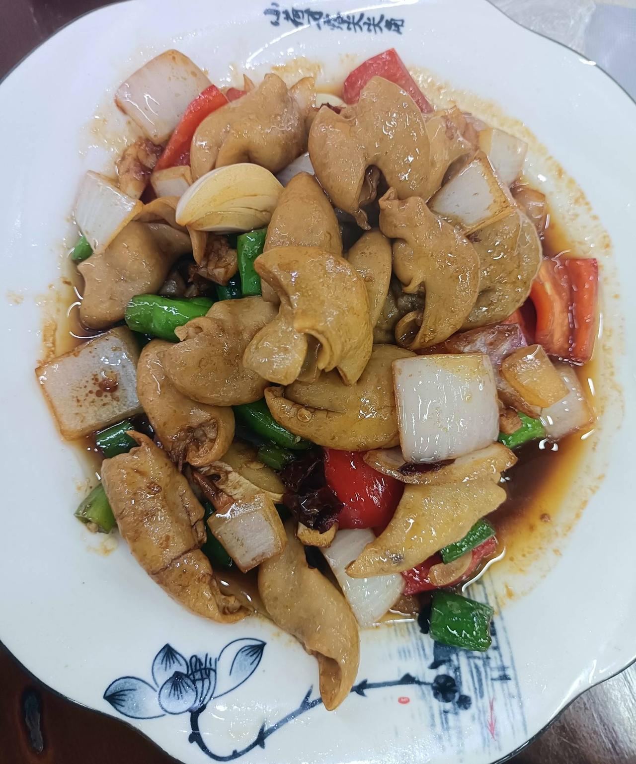 今年头一回同学聚餐，是一个老同学张罗的，就叫了他家门口那家家常馆子。菜不多，就