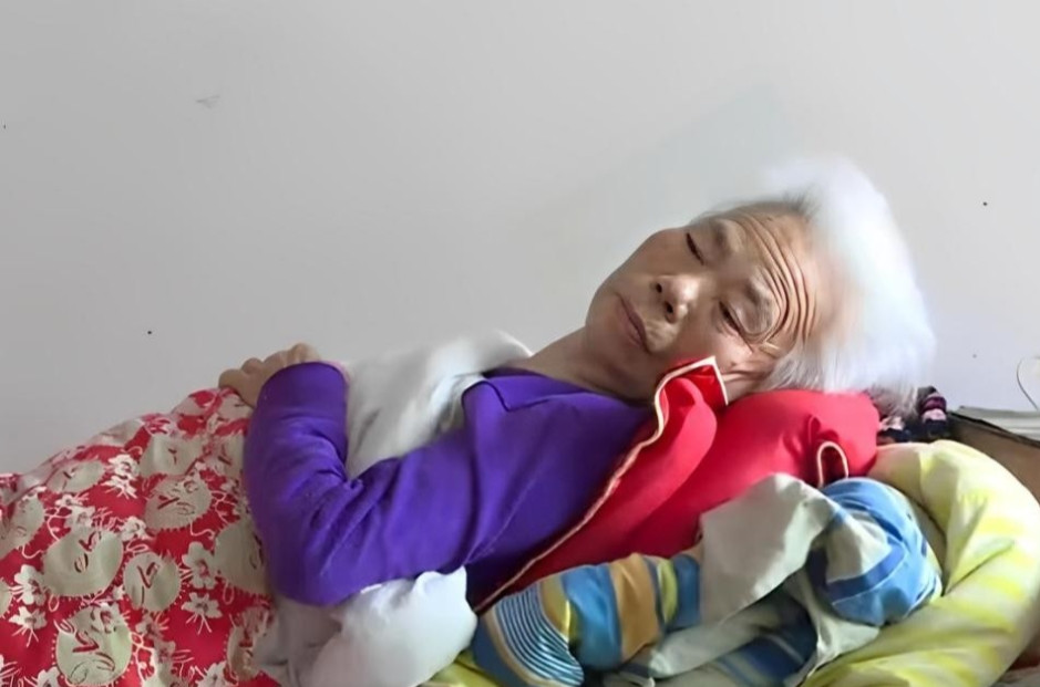 儿子车祸去世，母亲却把71万赔偿款全都给了已离婚十年的前儿媳，如今中风瘫痪后，四