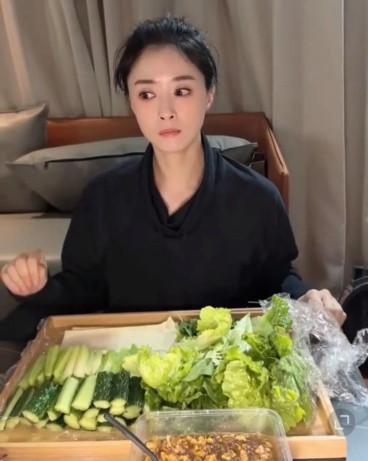 女明星为了能瘦下来，上镜好看，真就跟吃草似的，蒋欣为了这也是够拼命的。蒋欣自己说