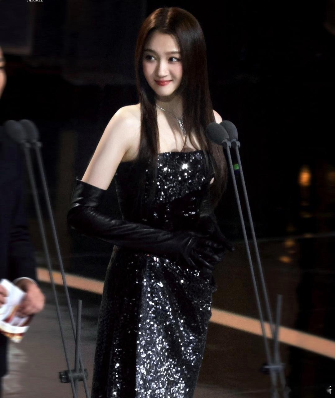 其实关晓彤也是高白瘦，但是有一次她和娜扎参加活动。她还穿的是高跟鞋，古力娜扎还是