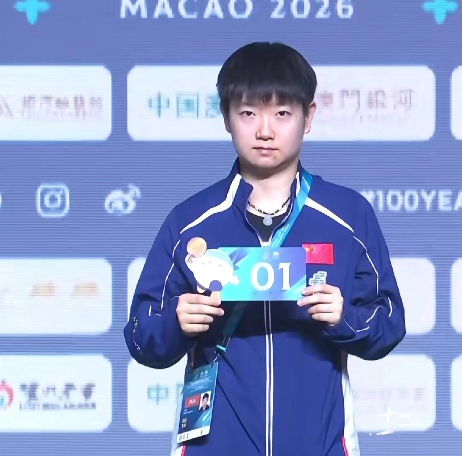 抽签仪式上的莎莎，斜挎着牌牌，一脸的正气，说话总是那么面面俱到，看不够根