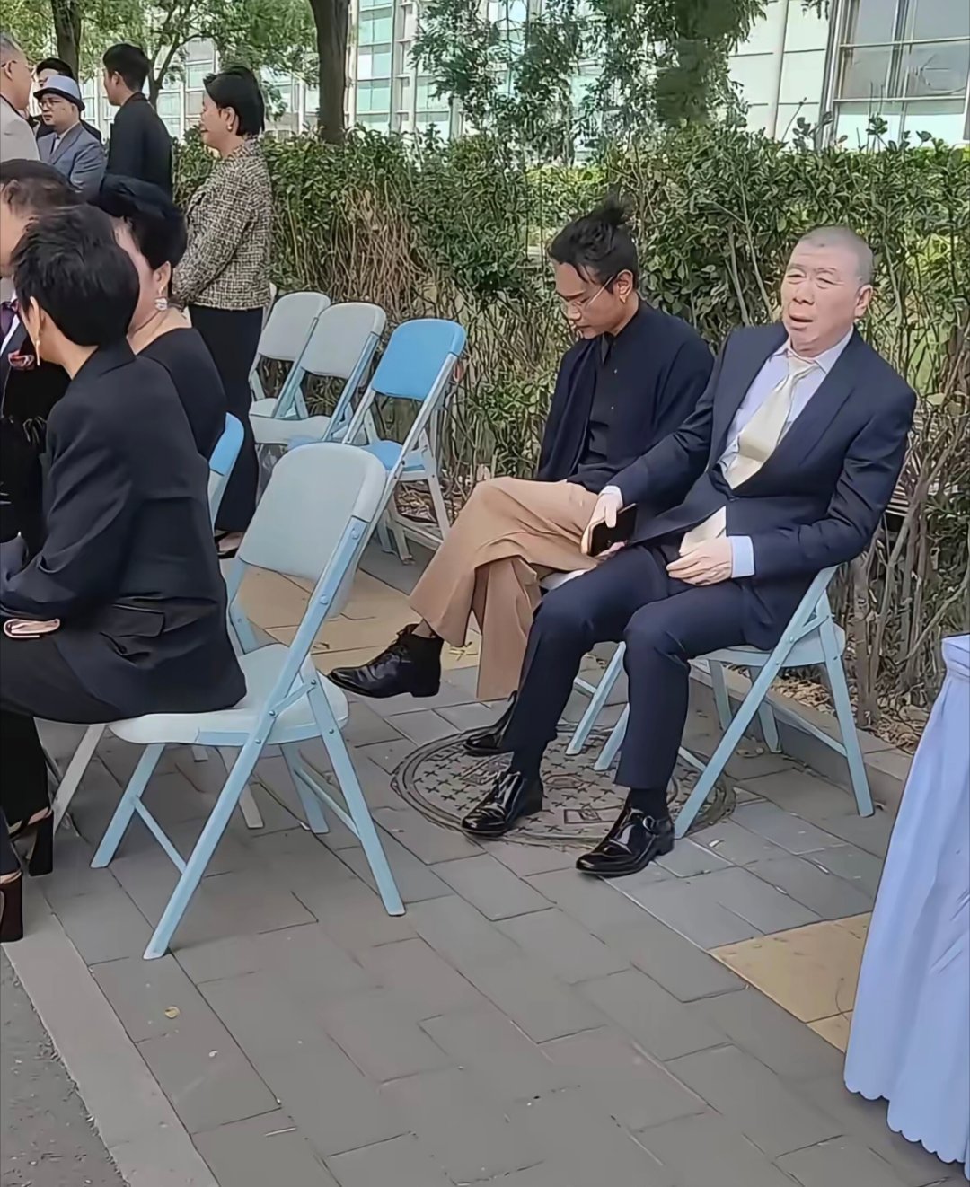 冯小刚被冷落，他自己安静的坐在那里，没人上前搭话，反观唐国强，谈笑风生，稳坐热闹