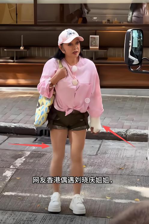 查了下刘晓庆这人儿我发现她身上有一个习惯那就是她都已经75岁的人了还总会