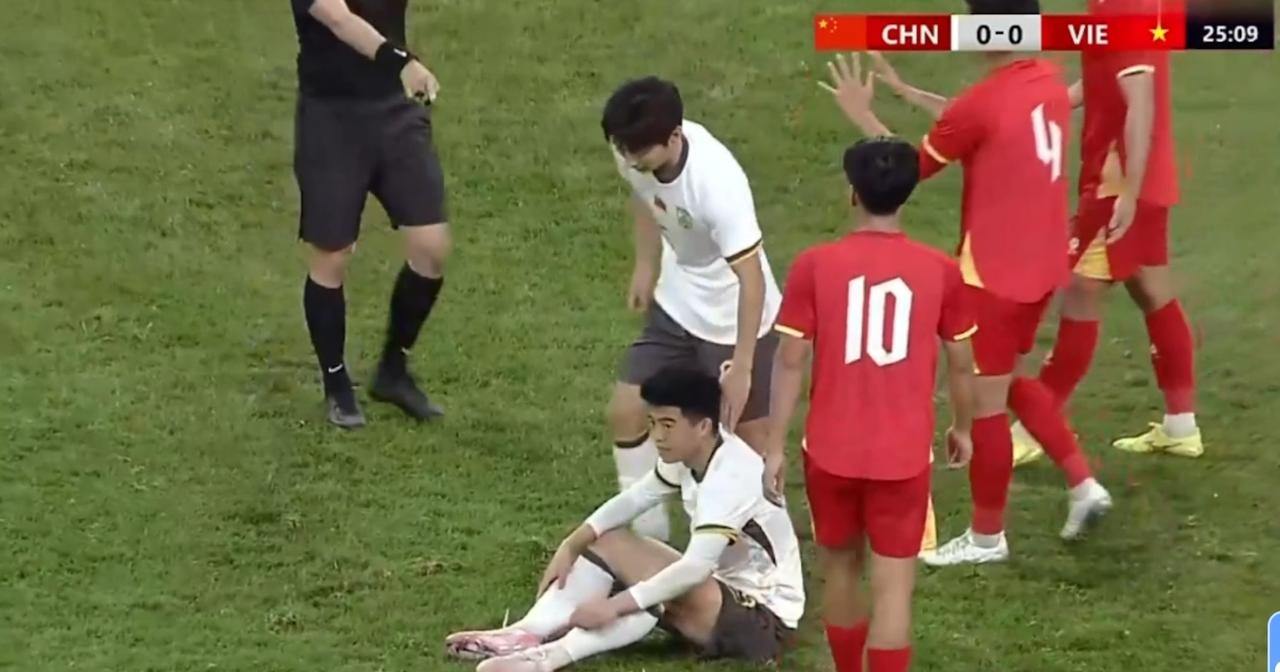 中国U23上半场1比0领先，杜月徵世界波破门，下半场中国U23加油多进几球，中国