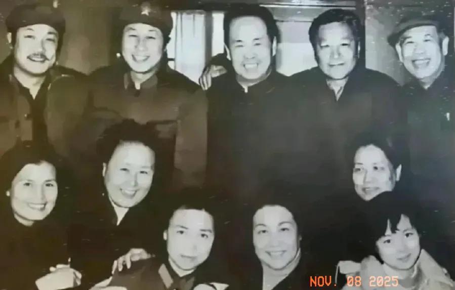 70年代末期的一张老照片，照片中有：张瑞芳、田华、贺小书、王心刚、白穆和张连文等