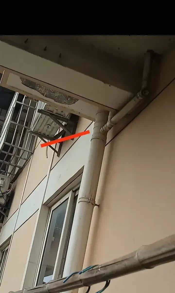 安徽，一名女子在家中装了一台空调，然而，不久后，楼下邻居却找上了门，说她家的空调