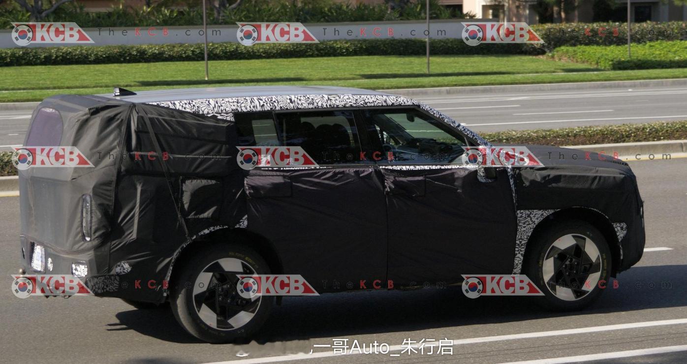 新款现代胜达的谍照图曝光新车定位为中型SUV采用了方盒子的设计风格全新现代胜达的