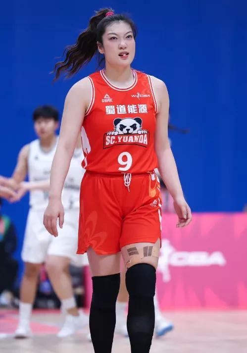 李梦被新上任的女篮教练宫鲁鸣弃用。告诉你一个道理。无论你的技术多牛，水平再高