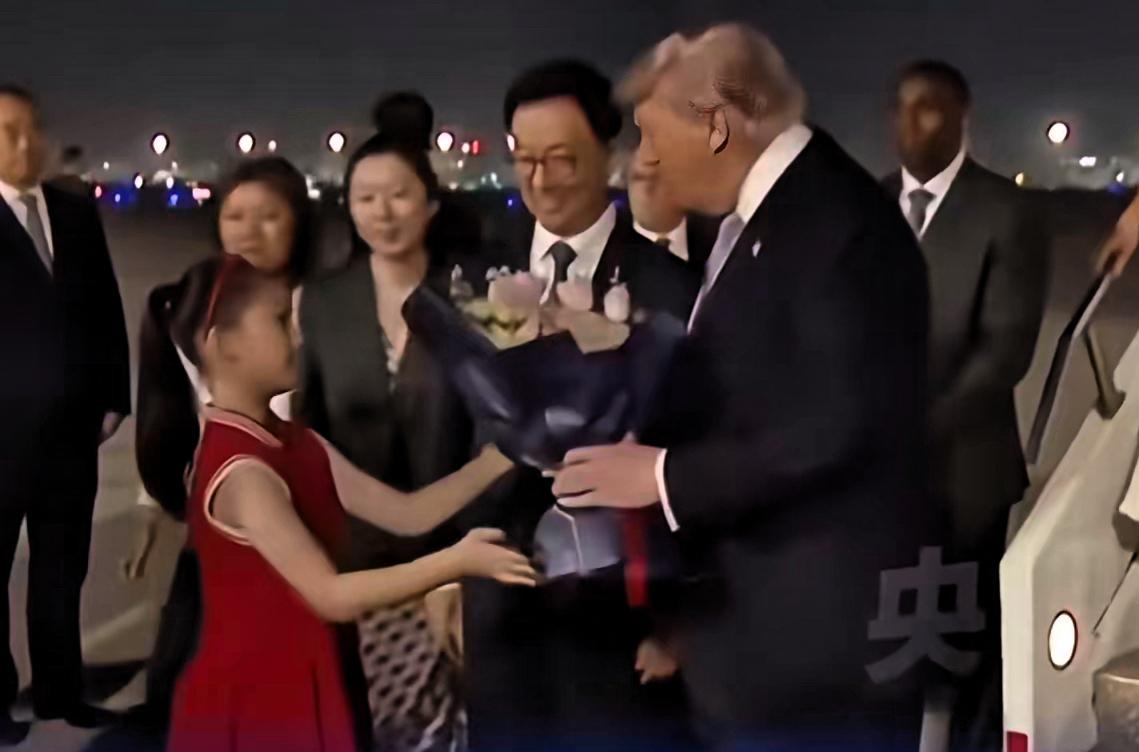 在今晚的迎接仪式中最令我感动的不是整齐划一的仪仗队也不是现场热情的欢迎人群，