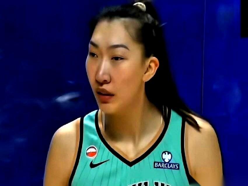 纽约自由人93-85干掉王牌，捧起了WNBA总裁杯。终场哨响，全队冲上场，香槟