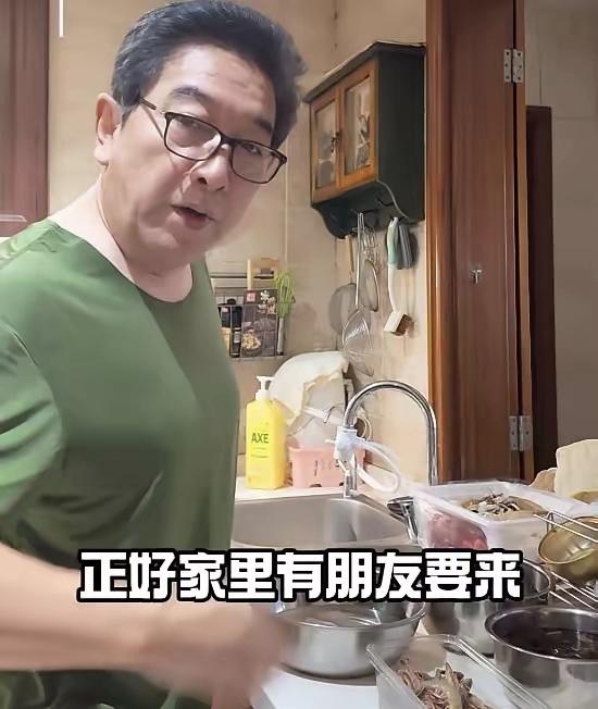 水均益家里做饭的工具好多哦，墙壁上挂了好几个漏勺，只是看着比较新，不常用而已。很