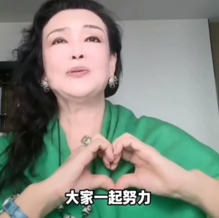 张兰再次对大s的事情表态了第一，从来都没有骂过大s，都是某些黑粉恶意剪辑第二