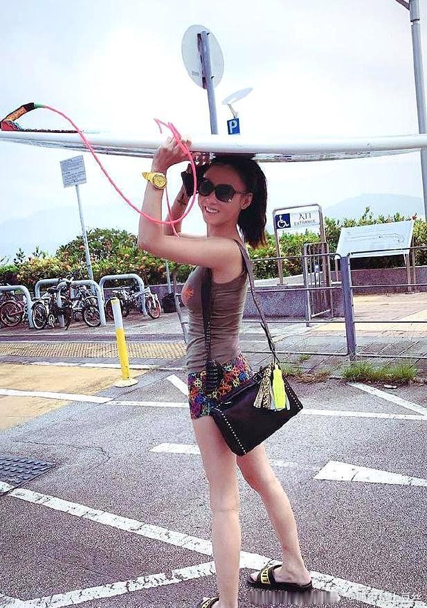50岁的林心如再度登上热搜！不是因为老公霍建华和孩子，而是与张柏芝母子的合影旧照被重新曝光，揭示了与