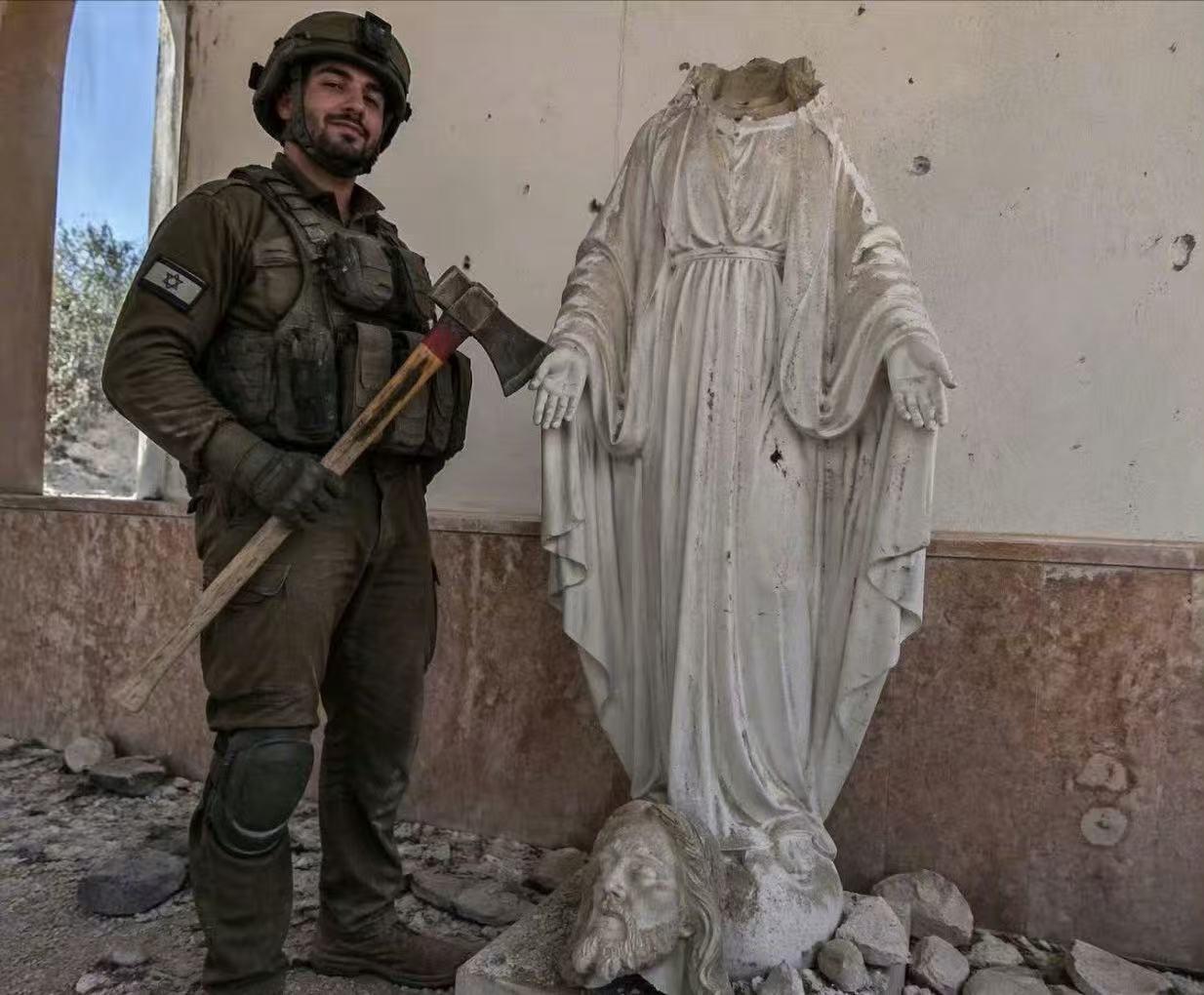 以色列这次又搞出大动静，士兵斩首耶稣雕像这事儿闹得沸沸扬扬。英国《卫报》曝光照片