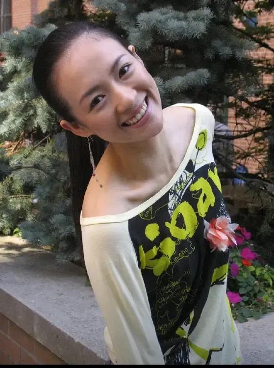 当年的章子怡和张柏芝清纯靓丽、青春无敌。两位美女各自的婚姻却没有走到最后，她们