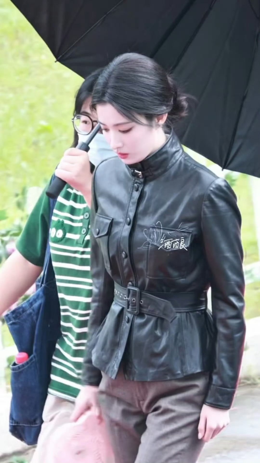 周楚然皮衣低盘发王楚然高领皮衣​高领皮衣也太美了吧​​​