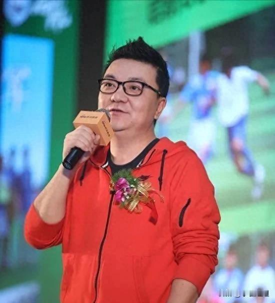 特意去查了一下董路终于知道为啥比亚迪绕过足协也要把钱打给他因为这个人啊，