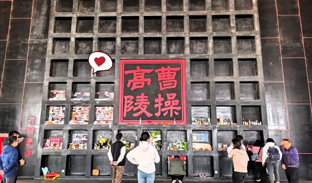 曹孟德墓前全是布洛芬，这个清明节最火的就是曹操了，谁能想到有一天曹丞相墓前会放满