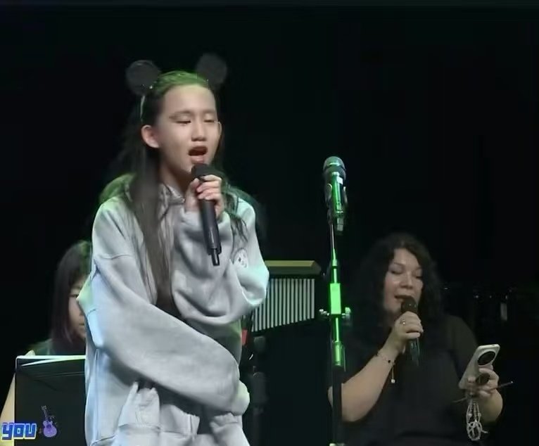 #黄磊二女儿和黄磊一模一样#基因真的好神奇呀！大女儿黄多多像孙莉，温婉安静。二女儿黄少艾神态长相复刻