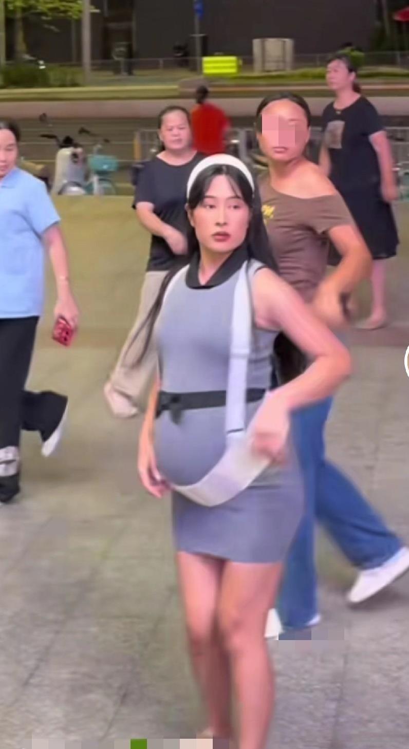 #记录我的2025#佩服！这个孕妈妈，像打了鸡血，拖着大大的肚子，每天跳广场舞