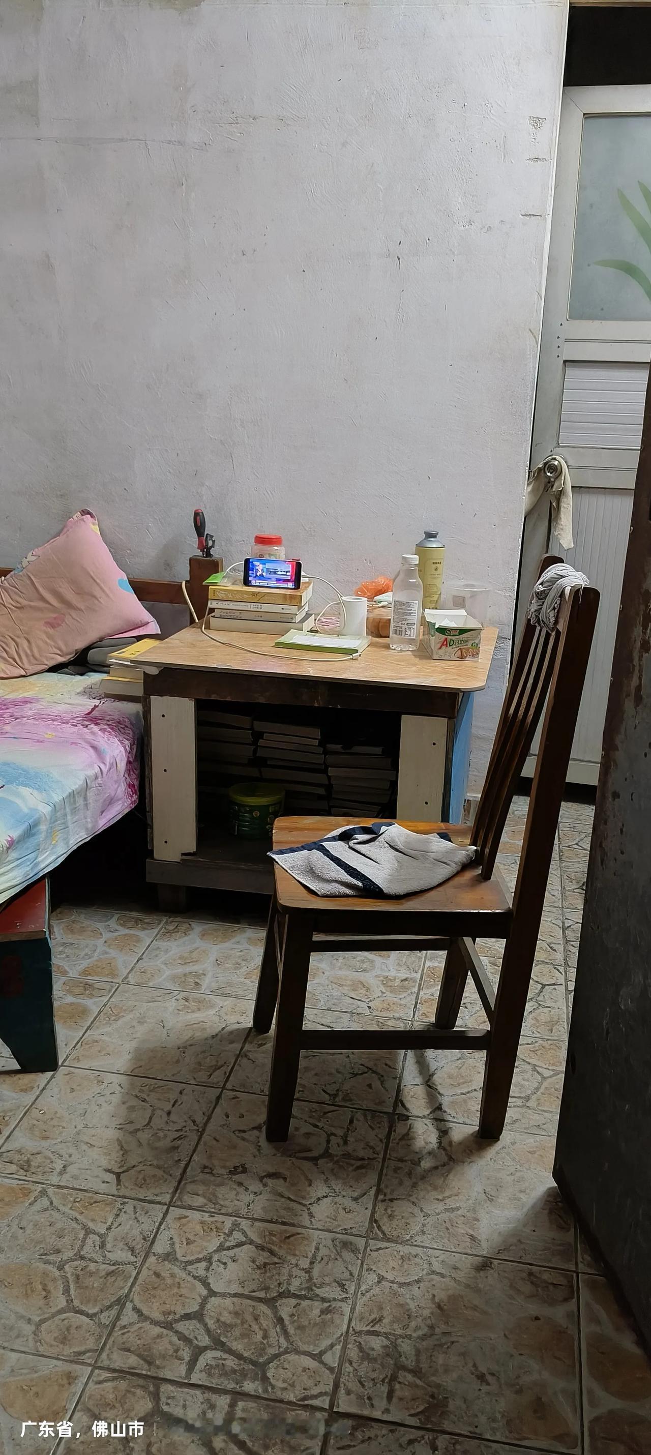 240元一个月的房租，5块钱一方的水，电1.2元一度，一个月卫生费15元。这就