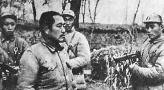 1949年1月11日被俘的杜聿明被押到一处村庄，我军给他端上了红烧牛肉，马肝烧大