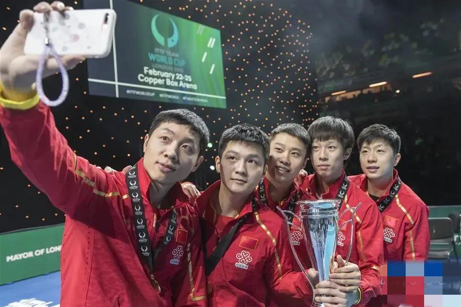 5位男乒队员夺冠后的合照:我只认出了许昕,樊振东,林高远,马龙,中间那位喜容绽放