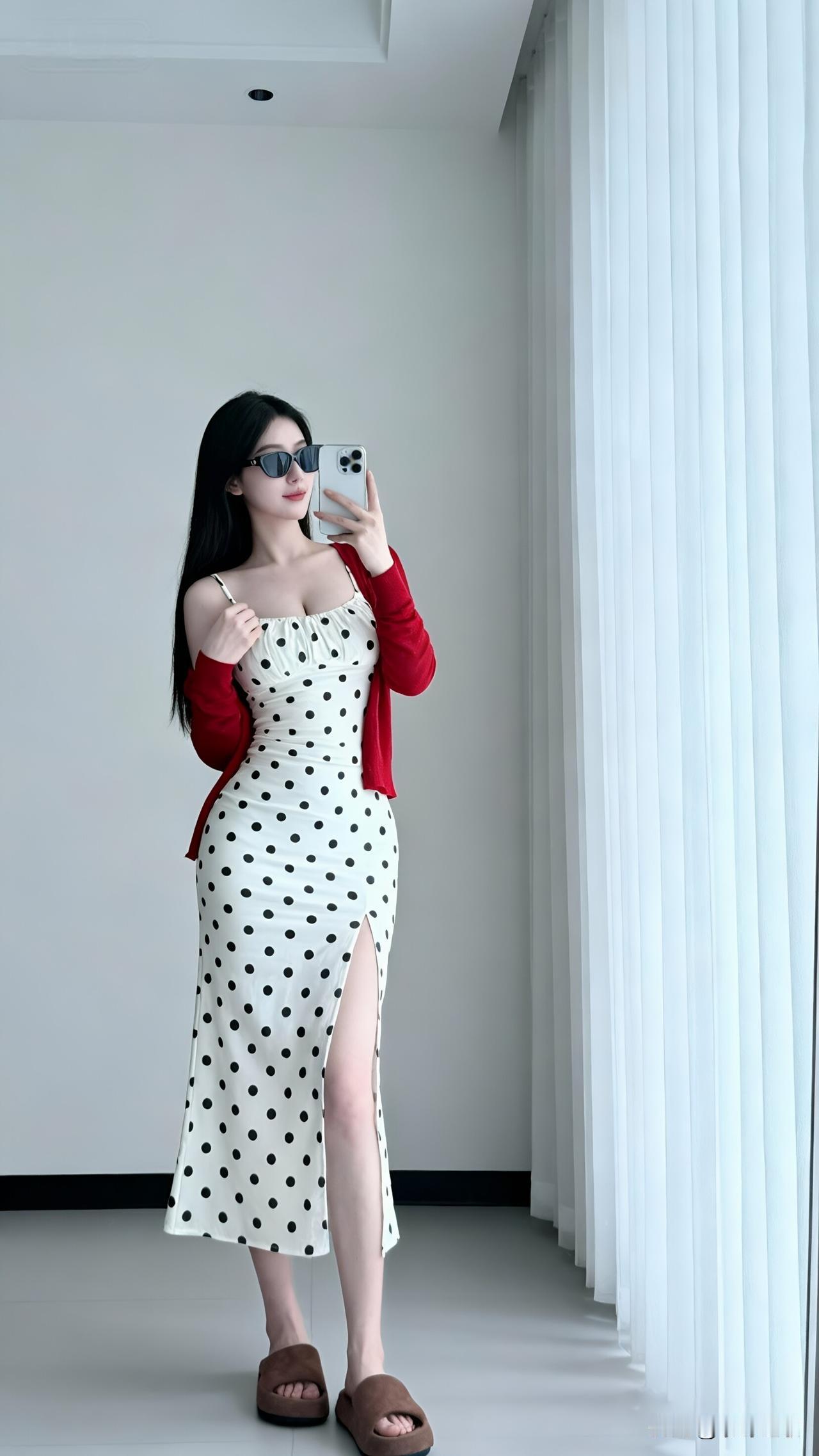 镜子里的波点我站在镜子前，看着波点裙在身上勒出的曲线，像一块撒了芝麻的发糕