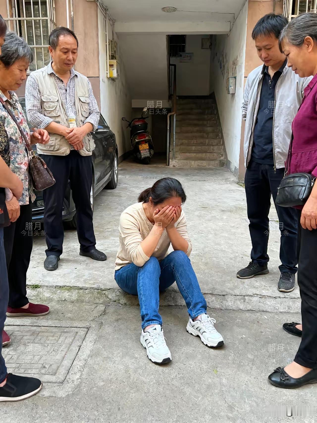 太扎心了！从超市买东西回来，楼下一女子坐在地上哇哇大哭，据了解，是她一人带大