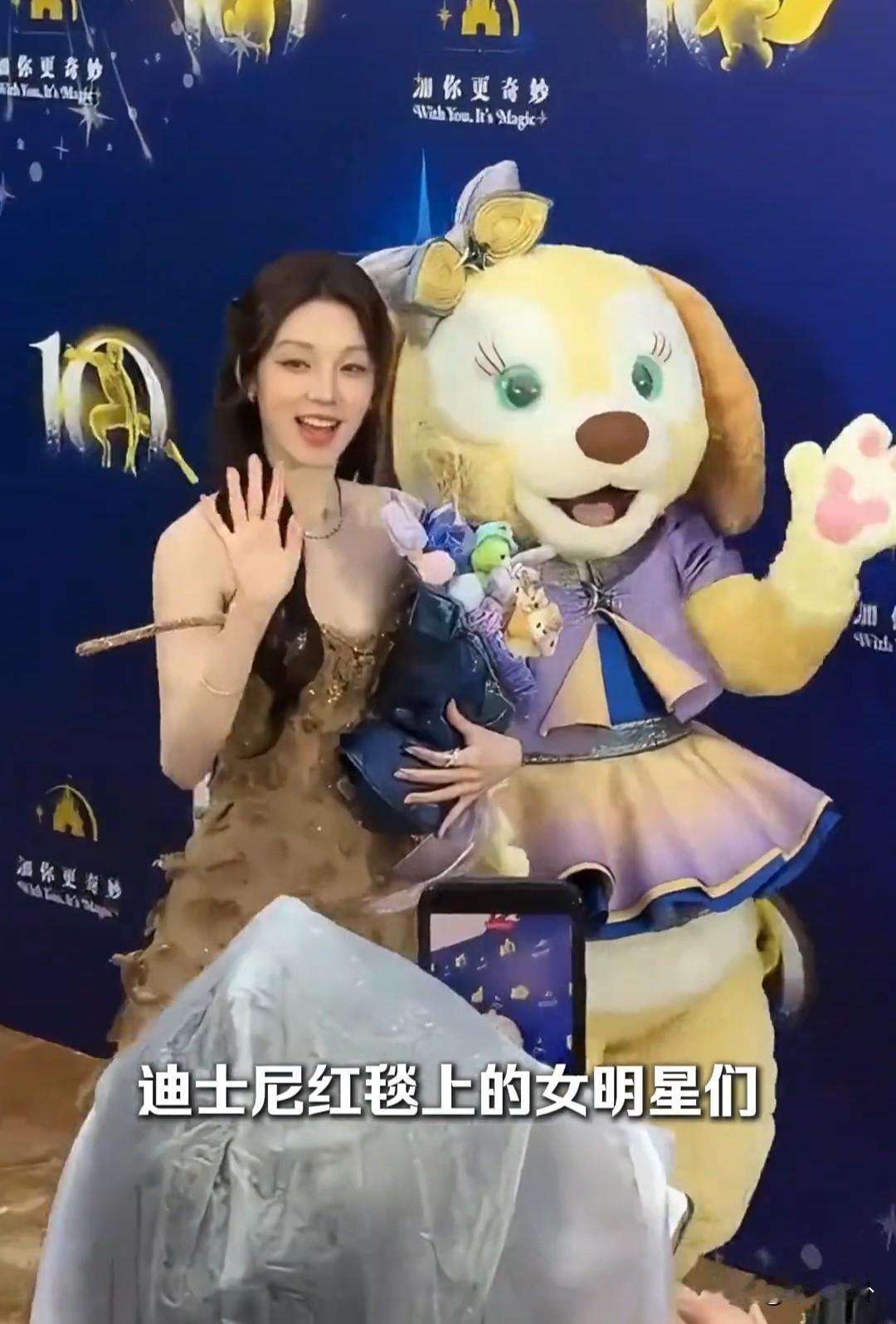 迪士尼十周年红毯，女明星们的颜值看的我眼前一亮一亮的[呲牙笑][呲牙笑][呲牙笑]终于