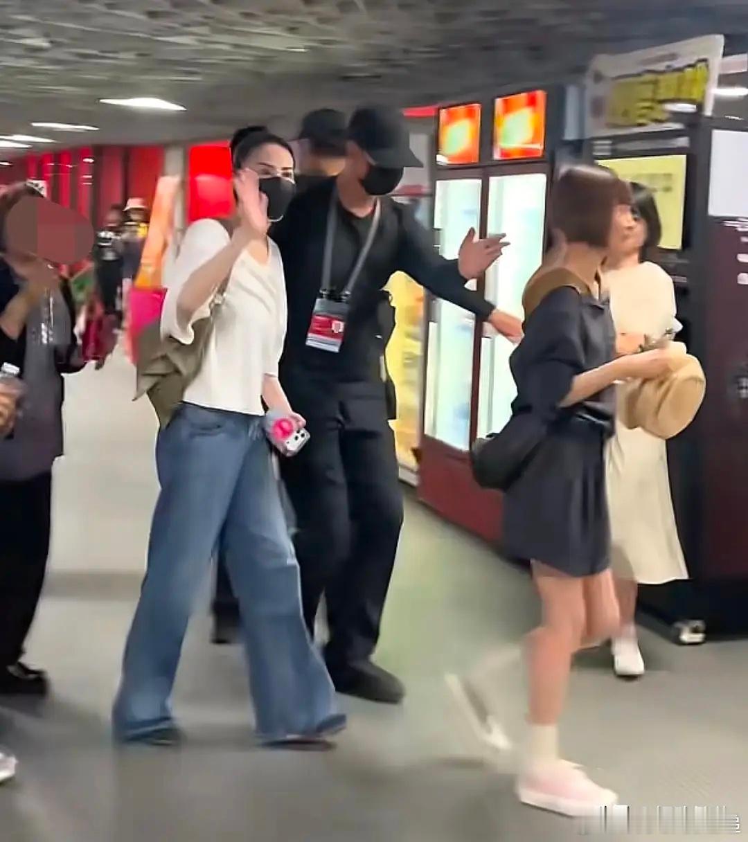 王菲是旺谢霆锋的！这话真不是玄学。5月30日，谢霆锋北京鸟巢一身白色演出服，全开