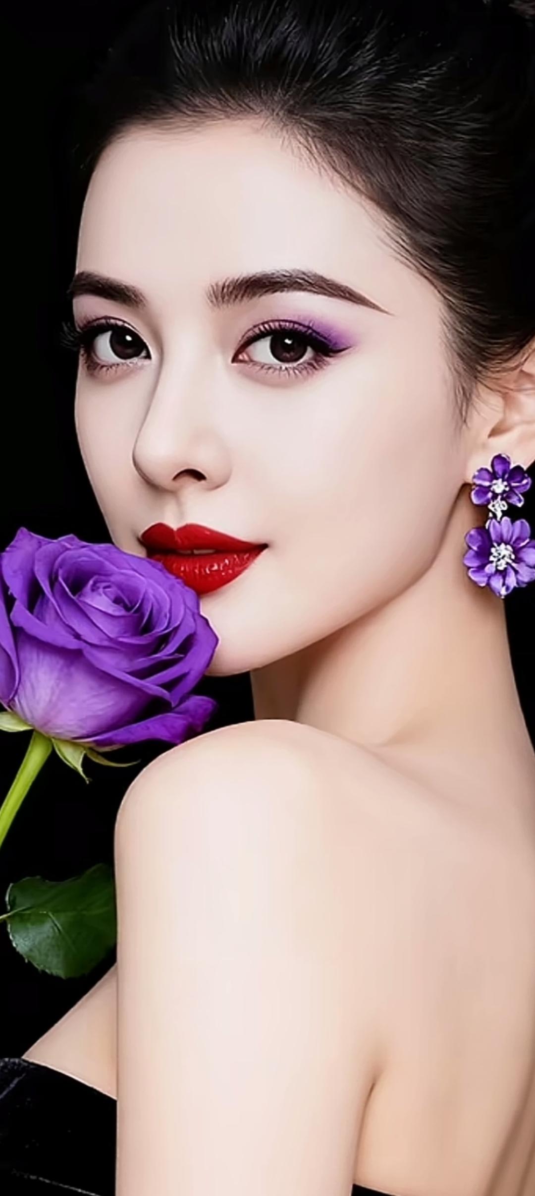 紫玫瑰与黑裙的优雅碰撞，尽显高贵与神秘！🌹💄