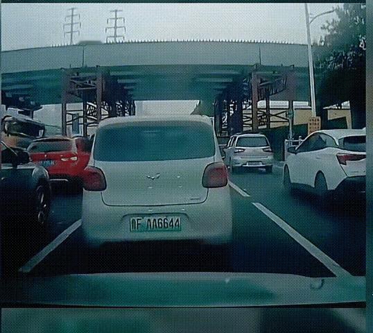 时也运也命也！烟台渣土车事故中，红色宝马车车主意识到了危险，明明已经打了右转向灯