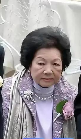 1960年，霍英东要迎娶小妾，原配吕燕妮没有哭闹，只说了一个要求：“娶几房都是你