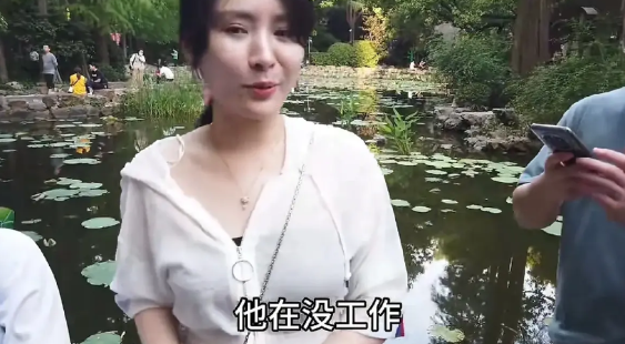 女子在公园一角征婚，因为长得太漂亮了，所以引开好多人围观。现场很多男子向女子要联