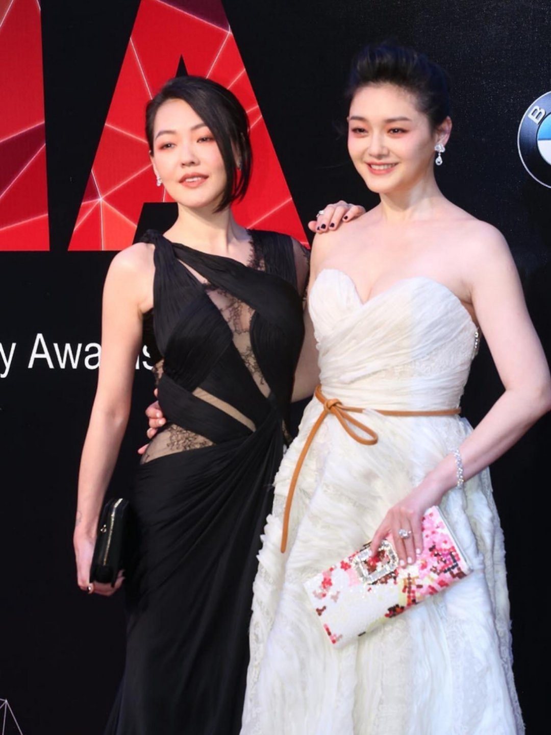 小S骨灰项链小S金钟奖上佩戴具俊晔设计的项链，坠子中安放着大S的骨灰。小S说