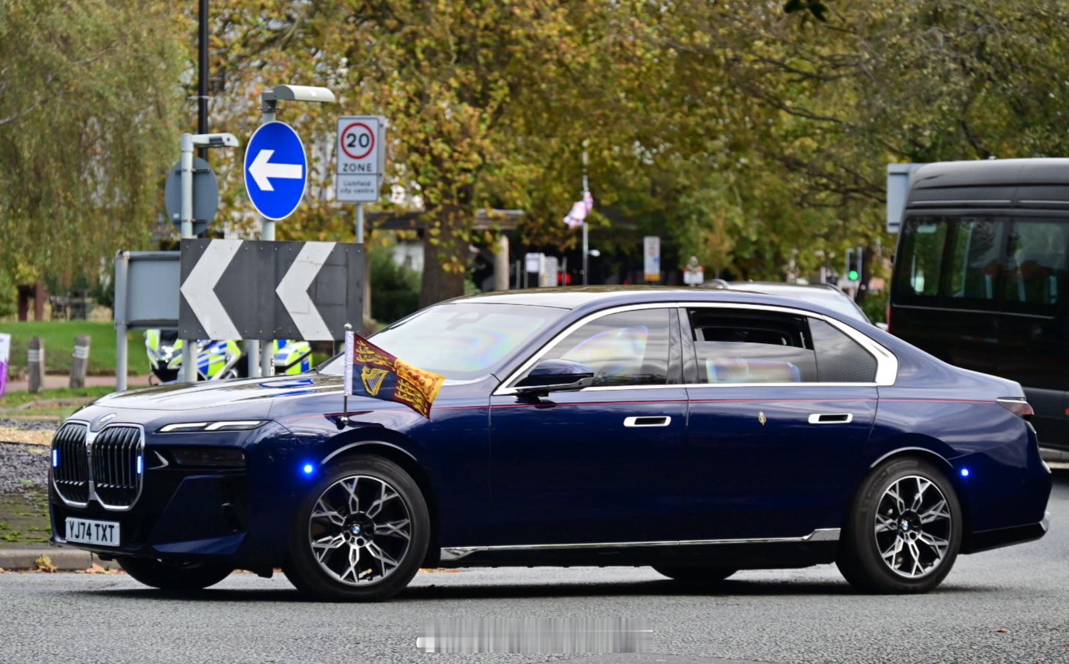 英国国王座驾从轮毂就可以明显看出是防弹版，而根据宝马之前公布的消息，燃油防弹版7