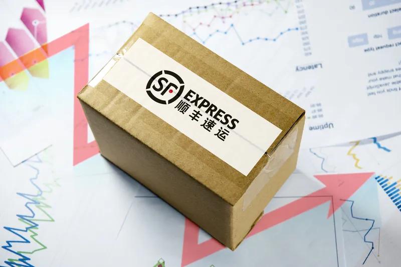 大二时，我曾在顺丰快递搬货，日薪170元，而快递公司付给中介的是210元。为防中