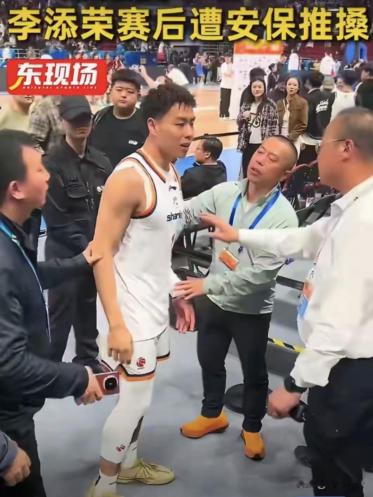 击个掌有那么大的意义吗？对于球员来说有那么重要吗？上海男篮球员李添荣欲与场边球迷