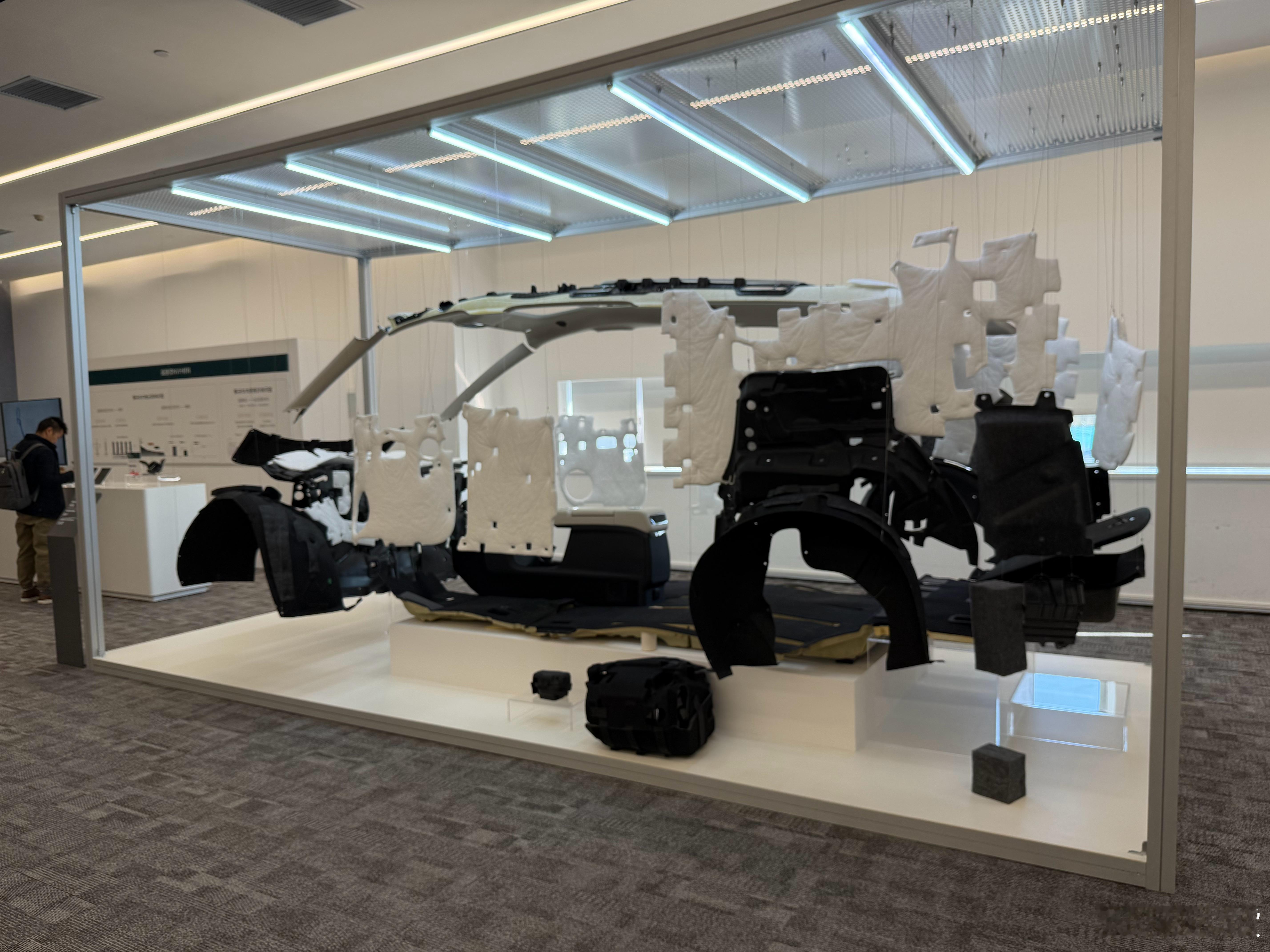 众所周知理想的NVH一直做的非常好，但是并不是简单的堆料方案的大致方向采用的是隔