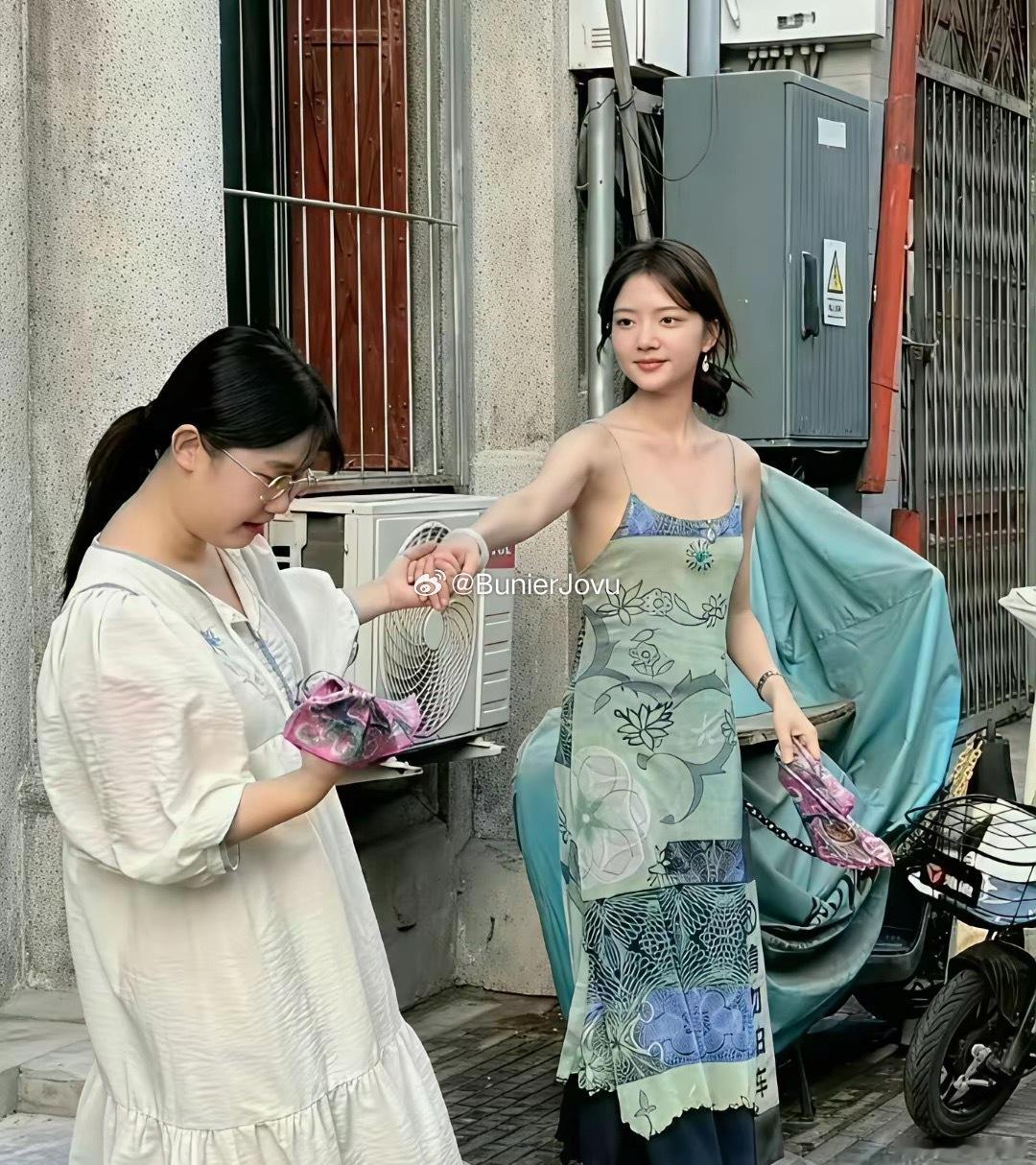 任敏在普通镜头下也显得很出众，一点也不普通