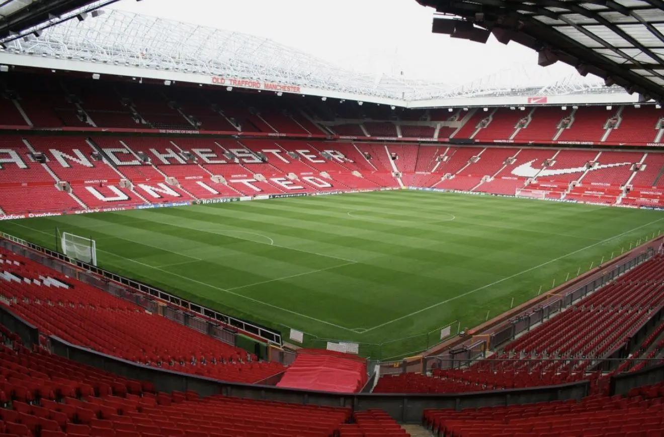 曼联老特拉福德球场是英国最大的俱乐部足球场，可容纳超过7.4万人，此前曾被英足总
