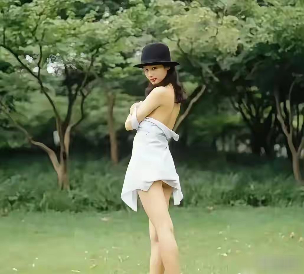 年轻时的陈红真漂亮，大长腿直接霸屏，怪不得能套住陈凯歌的心