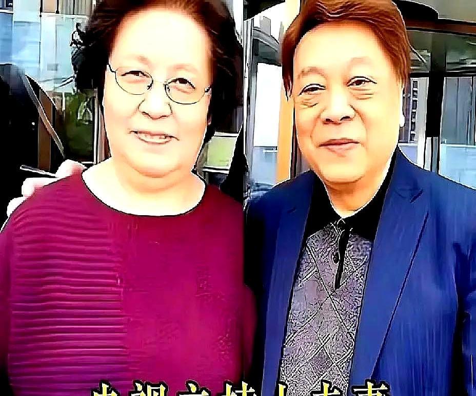 她嫁给他时，他是剧组里跑龙套的穷小子。狗仔队蹲守几天，只拍到两人穿着普通的